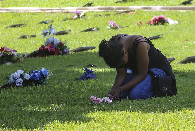 Una mujer llora durante el funeral de María Eduarda Alves, la niña de 13 años que falleció esta semana a consecuencia de balas perdidas, hoy, sábado 1 de abril de 2017, en un cementerio de Río de Janeiro (Brasil). EFE