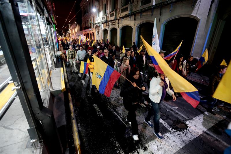 Manifestantes ecuatorianos marchan en protesta por lo que consideran un "fraude" en las pasadas elecciones presidenciales hoy, lunes 10 de abril de 2017, en Quito (Ecuador). EFE