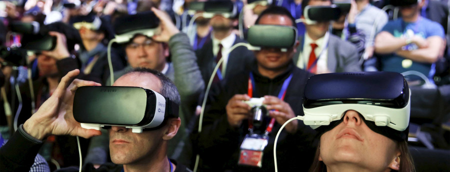 People wear Samsung Gear VR devices as they attend the launching ceremony of the new Samsung S7 and S7 edge smartphones during the Mobile World Congress in Barcelona, Spain, February 21, 2016. REUTERS/Albert Gea      TPX IMAGES OF THE DAY      - RTX27XXM