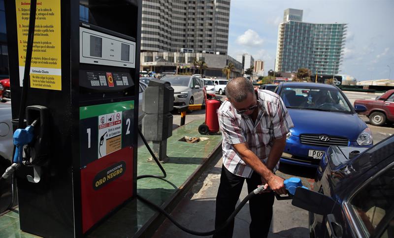  Conductores abastecen sus autos de combustible el viernes 31 de marzo de 2017, en una gasolinera de La Habana (Cuba). EFE