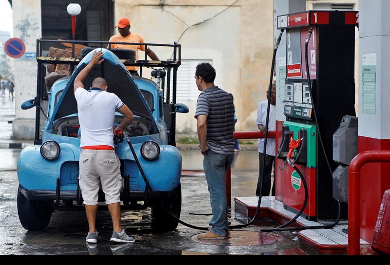 Un hombre abastece de combustible su vehículo en una gasolinera hoy, sábado 1 de abril del 2017, en La Habana (Cuba). EFE