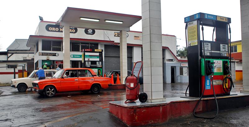 Autos llegan a una gasolinera hoy, sábado 1 de abril del 2017, en La Habana (Cuba). EFE