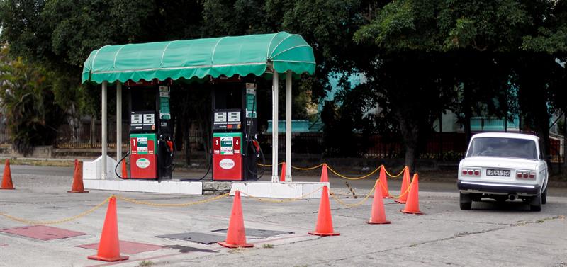  Fotografía de un auto estacionado en una gasolinera hoy, sábado 1 de abril del 2017, en La Habana (Cuba). EFE