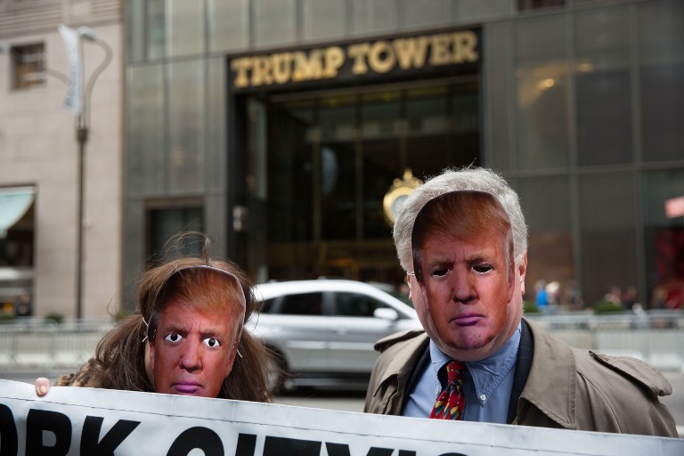 Los participantes usan máscaras del presidente Trump como parte del evento titulado: "El desfile del Día de los Inocentes de la Ciudad de Nueva York en el 32º Anual: ¡Es un Trumpathon!"  en Nueva York. AFP