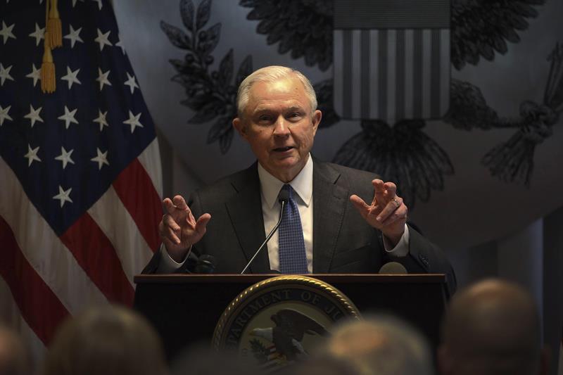 El fiscal general, Jeff Sessions, pronuncia su discurso sobre la inmigración ilegal en el palacio de la justicia en Central Islip de Nueva York, Estados Unidos. EFE