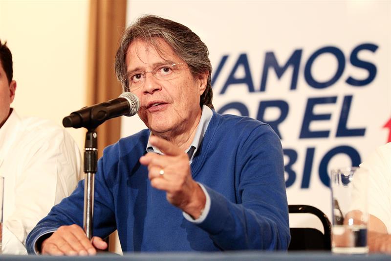  El candidato opositor a la Presidencia de Ecuador, Guillermo Lasso, habla hoy, lunes 3 de abril de 2017, durante una conferencia de prensa en Quito (Ecuador). EFE