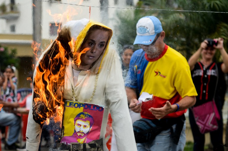 Un muñeco de Lilian Tintori, esposa del preso político Leopoldo López, es quemado en la zona de El Silencio en Caracas. AFP PHOTO