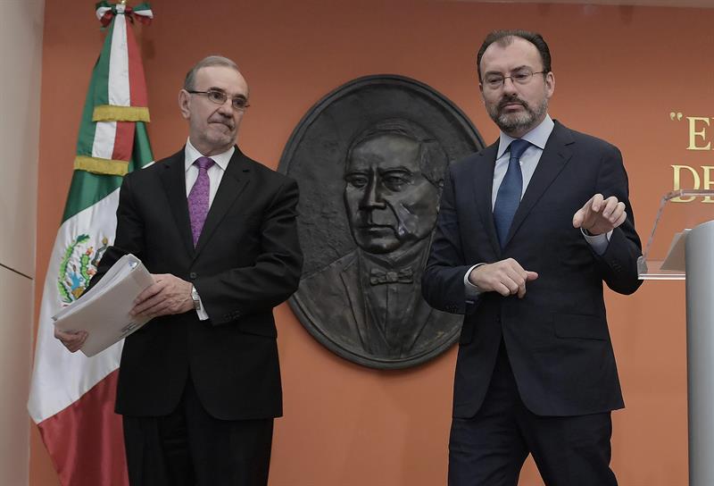 El secretario de Relaciones Exteriores de México, Luis Videgaray (d), junto al su subsecretario para América del Norte, Carlos Sada (i), habla durante una conferencia de prensa hoy, jueves 6 de abril de 2017, en la Embajada de su país en Washington DC (EE.UU). EFE