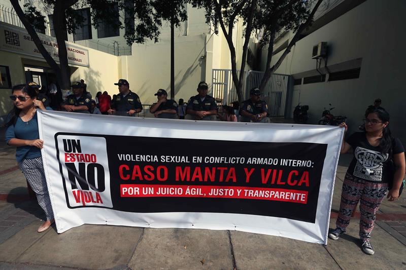 Un grupo de activistas de derechos humanos sostiene una pancarta en una protesta hoy, lunes 17 de abril de 2017, afuera de la Sala Penal Nacional de la ciudad de Lima (Perú). EFE