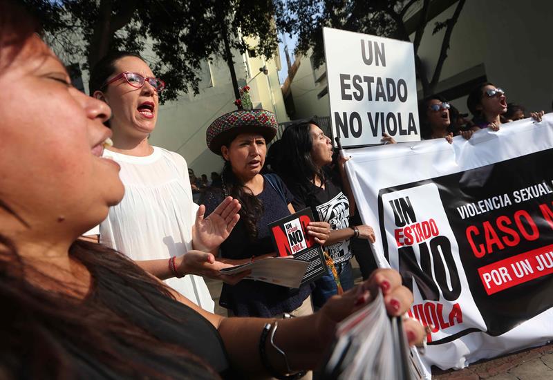 Las congresistas peruanas Marisa Glave (2i) y Tania Parino (3i) gritan consignas junto a un grupo de activistas de derechos humanos en una protesta hoy, lunes 17 de abril de 2017, afuera de la Sala Penal Nacional de la ciudad de Lima (Perú). EFE