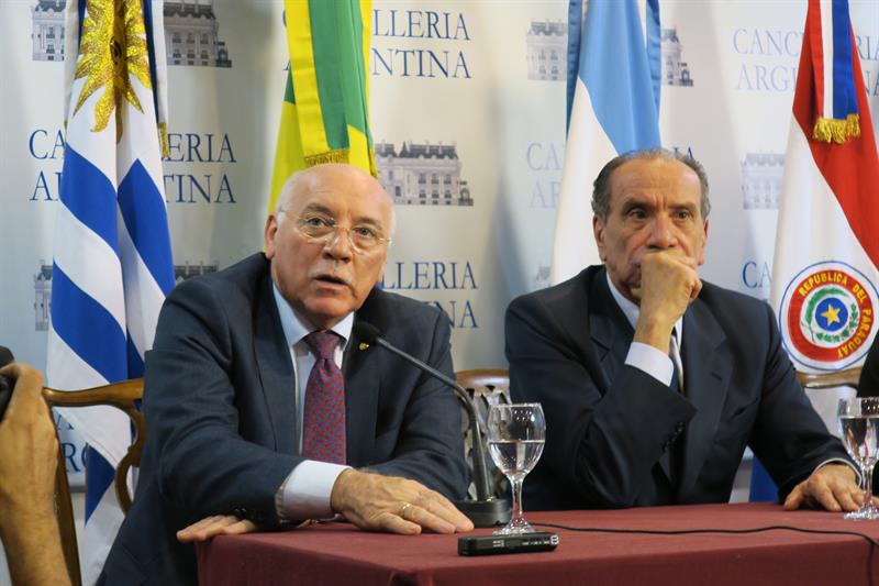  Los ministros de Exteriores de Paraguay, Eladio Loizaga y de Brasil, Aloysio Nunes (d), participan en una reunión hoy, sábado 1 de abril de 2017, en Buenos Aires (Argentina). EFE