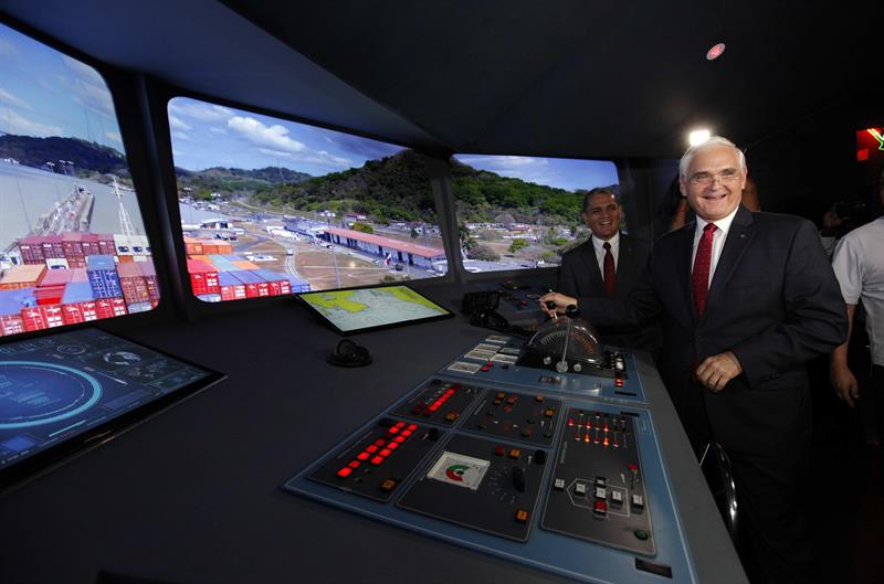  El administrador de la Autoridad del Canal de Panamá, Jorge Luis Quijano (d), participa en el acto de inauguración de un simulador de tránsito de buques en el Centro de Visitantes de la Esclusas de Miraflores hoy, miércoles, 12 de abril de 2017, en el sector del Pacífico del Canal de Panamá (Panamá). EFE