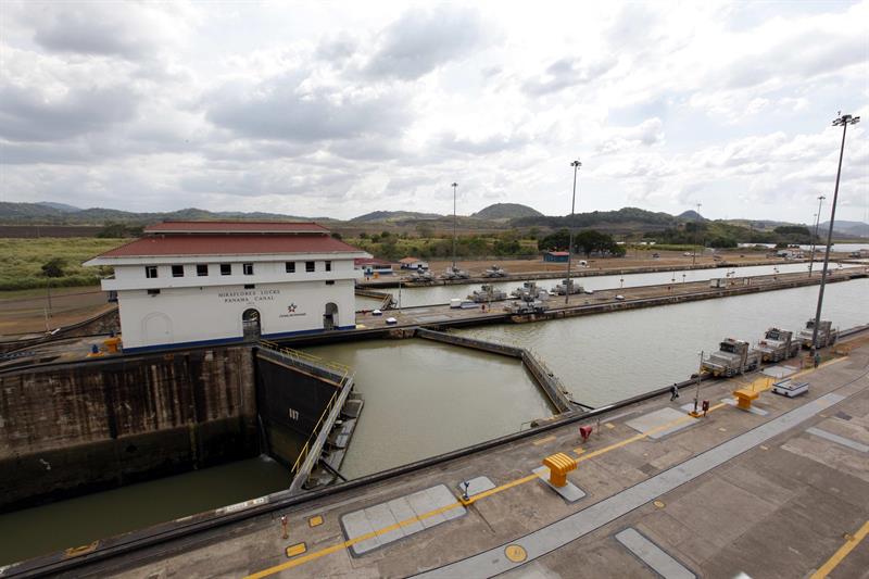  El administrador de la Autoridad del Canal de Panamá, Jorge Luis Quijano (d), participa en el acto de inauguración de un simulador de tránsito de buques en el Centro de Visitantes de la Esclusas de Miraflores hoy, miércoles, 12 de abril de 2017, en el sector del Pacífico del Canal de Panamá (Panamá). EFE