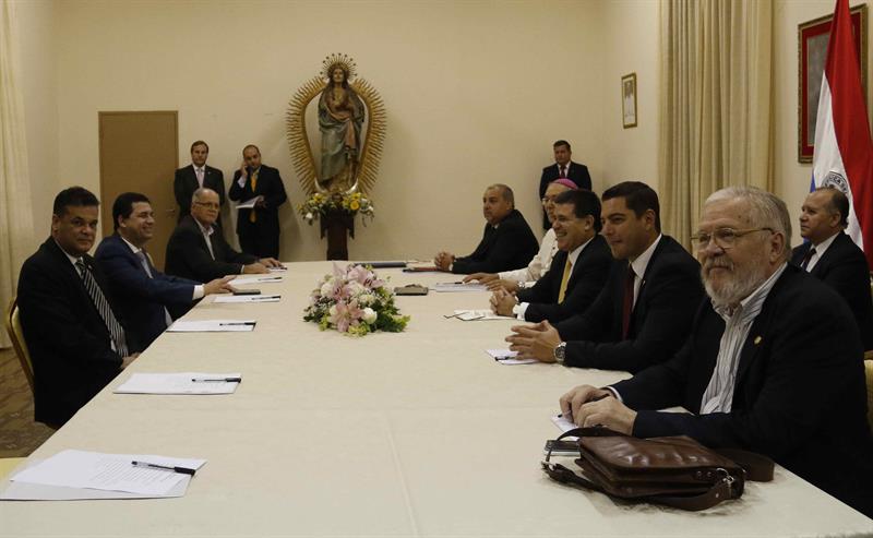 En la izquierda: del fondo hacia adelante, presidente del partido Encuentro Nacional, Herman Ratszalaffn; el presidente de la Cámara de Diputados, Hugo Velázquez; y el presidente del Congreso paraguayo, Roberto Acevedo; en la derecha, del fondo hacia adelante, el presidente del partido UNACE, Jorge Oviedo Matto; el arzobispo de Asunción, Edmundo Valenzuela; el presidente de Paraguay, Horacio Cartes; el presidente del Partido Colorado, Pero Alliana, y Adolfo Ferreiro, del movimiento Avanza País, durante la mesa de diálogo propuesta por Cartes. EFE