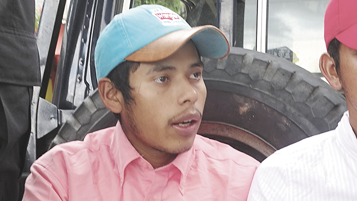 El pastro Juan Gregorio Rocha izquierda de camisa rosada al momento que era trasladado en una camioneta de la Poliocia Nacional de Siuna esta mañana. LAPRENSDA/J.GARTH.