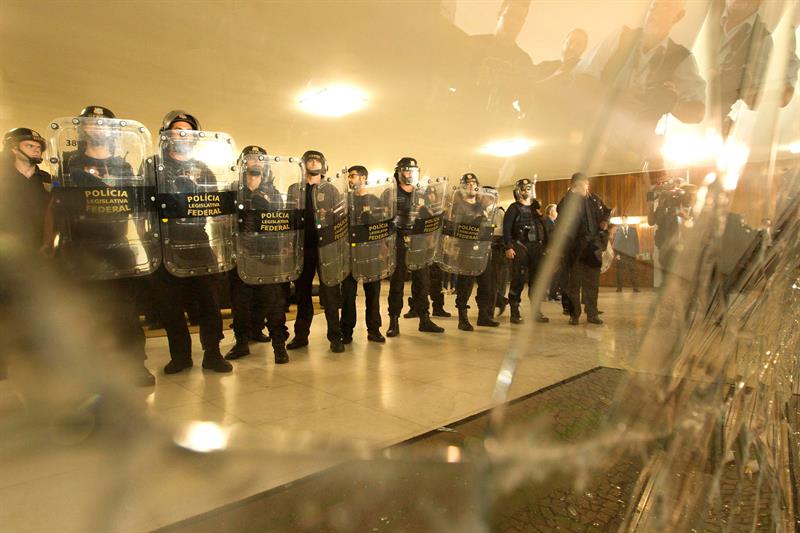  Sindicatos que agrupan a diversos cuerpos de policía de Brasil se enfrentan con autoridades durante una protesta hoy, martes 18 de abril de 2017, contra una reforma al régimen de jubilaciones propuesta por el Gobierno de Michel Temer frente a la sede del Parlamento en Brasilia. EFE