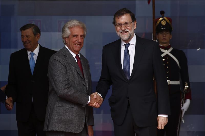 El presidente del Gobierno, Mariano Rajoy (d), y el presidente uruguayo, Tabaré Vázquez (i), se saludan al inicio del encuentro que han mantenido hoy en Montevideo. EFE