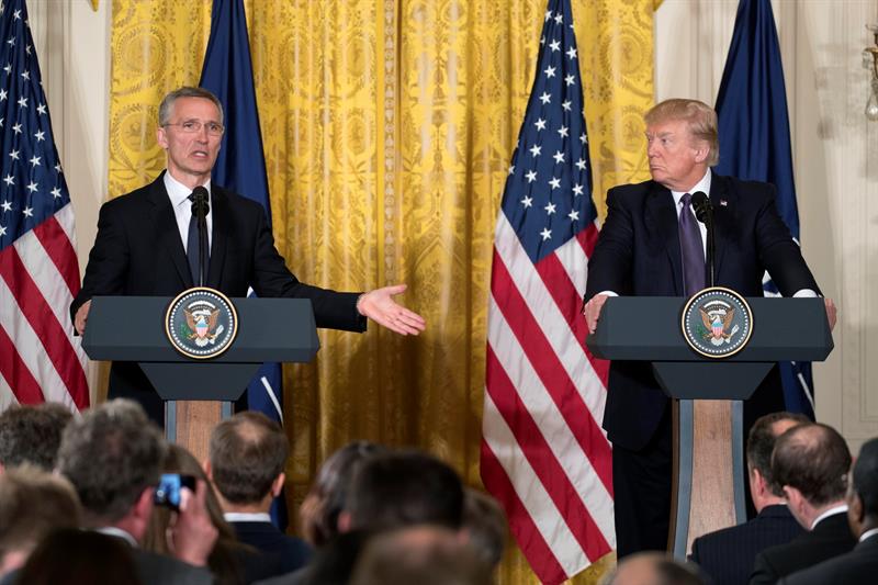 El presidente de Estados Unidos, Donald Trump (d), y el secretario general de La Organización del Tratado del Atlántico Norte (OTAN), Jens Stoltenberg (i), ofrecen una conferencia de prensa conjunta hoy, miércoles 12 de abril de 2017, en el Salón Este de la Casa Blanca, en Washington, DC (EE.UU.). EFE