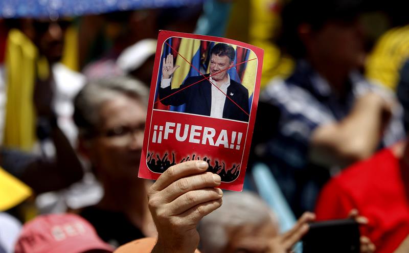 Un manifestante muestra un cartel en contra del presidente colombiano Juan Manuel Santos hoy, sábado 1 de abril de 2017, durante una manifestación en contra de la corrupción en Medellín (Colombia). EFE