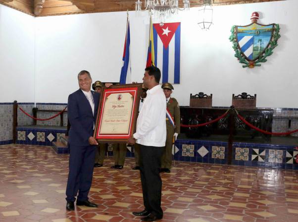 Correa recibiendo condecoración 