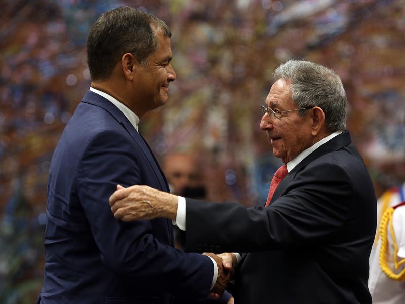 Momento en Correa recibe condecoración de manos de Castro