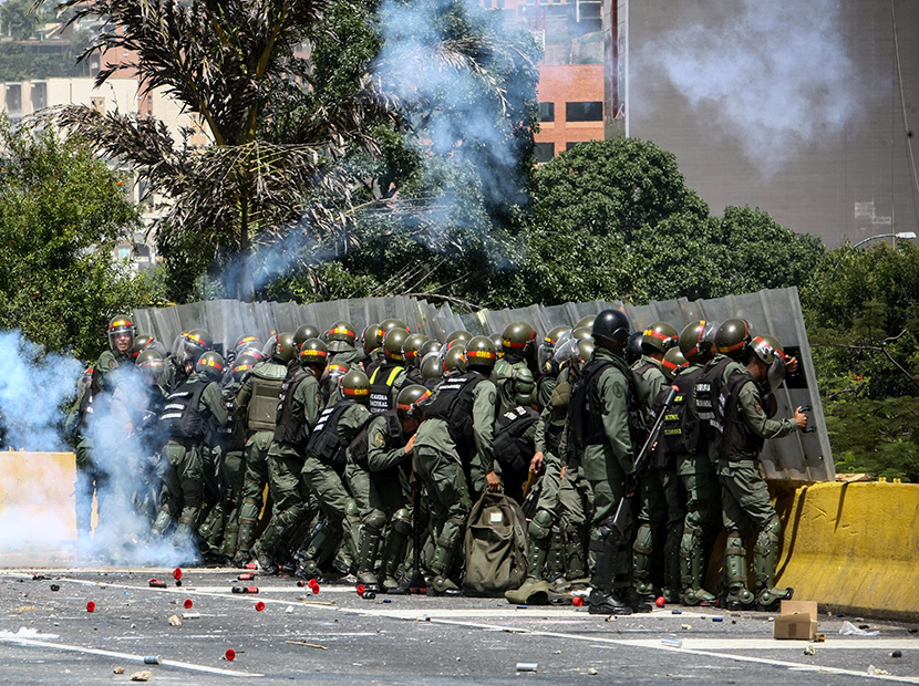 CAR316. CARACAS (VENEZUELA), 24/05/2017.- Agentes de la Guardia Nacional Bolivariana (GNB) se enfrentan a manifestantes opositores durante una marcha en contra del gobierno venezolano hoy, viernes 26 de mayo de 2017, en Caracas (Venezuela). EFE/CRISTIAN HERNÁNDEZ