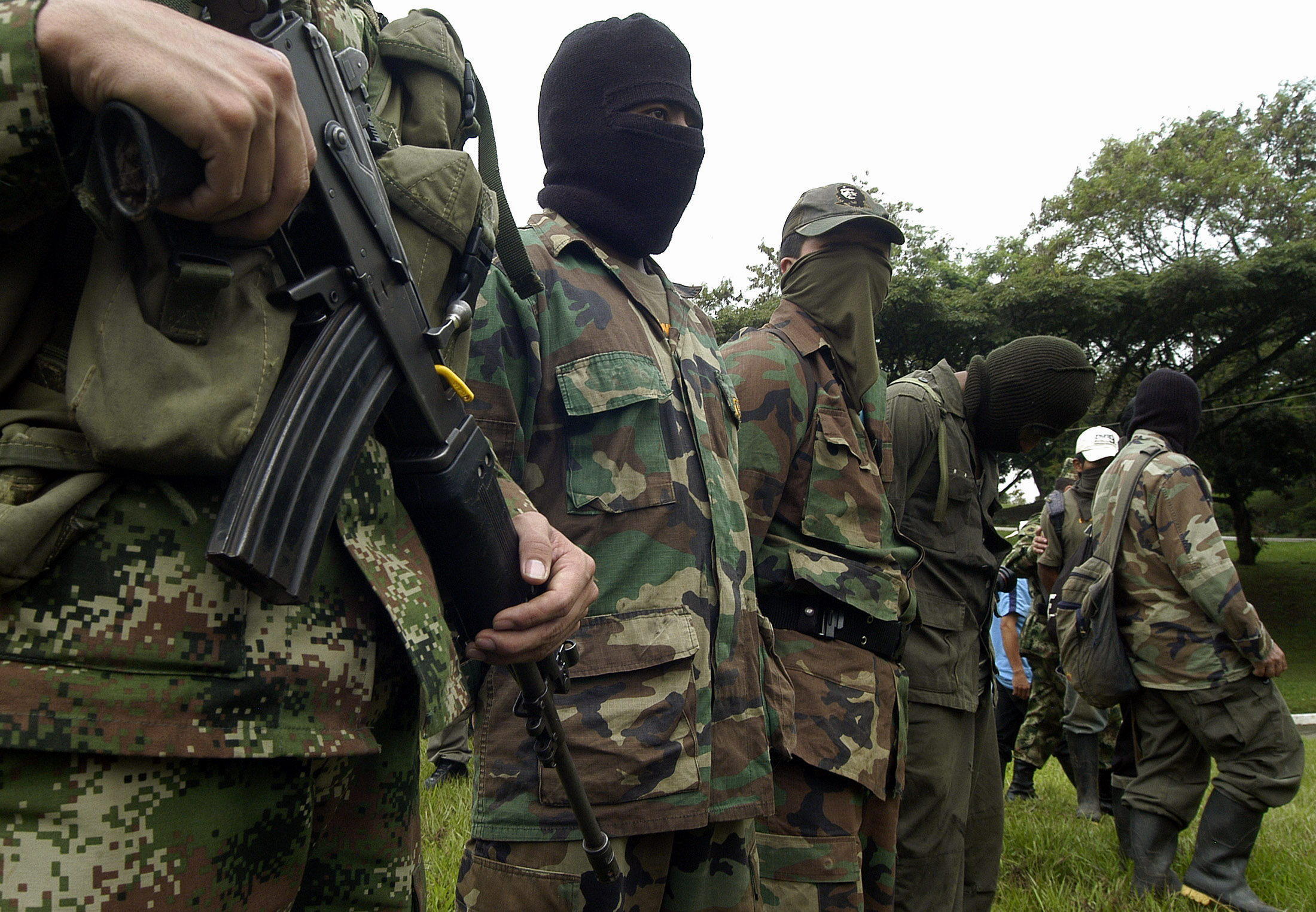 BOG12. CALI (COLOMBIA), 23/06/08.- Siete integrantes del trigésimo frente de la guerrilla de las Fuerzas Armadas Revolucionarias de Colombia (FARC), entre los que se encontraban dos menores de edad, se entregaron hoy, 23 de junio de 2008, a las tropas del Ejercito colombiano, en las instalaciones de la Tercera División en Cali (Colombia). Los guerrilleros afirmaron que se encontraban cercados por los operativos que realizan las Fuerzas Militares en el sector del Naya al sur-occidente del país. EFE/Carlos Ortega