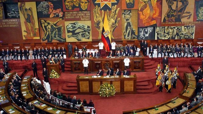 Parlamento-Ecuador-autoridades-corrupcion-petrolera_970413296_12970850_667x375