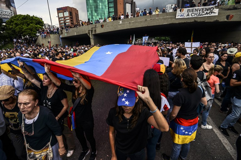 People take part in a protest against the death - in yesterday's protest - of Miguel Castillo, in Caracas on May 11, 2017. Daily clashes between demonstrators -who blame President Nicolas Maduro for an economic crisis that has caused food shortages - and security forces have left 38 people dead since April 1, prosecutors say. Protesters demand early elections, accusing Maduro of repressing protesters and trying to install a dictatorship.  / AFP PHOTO / JUAN BARRETO