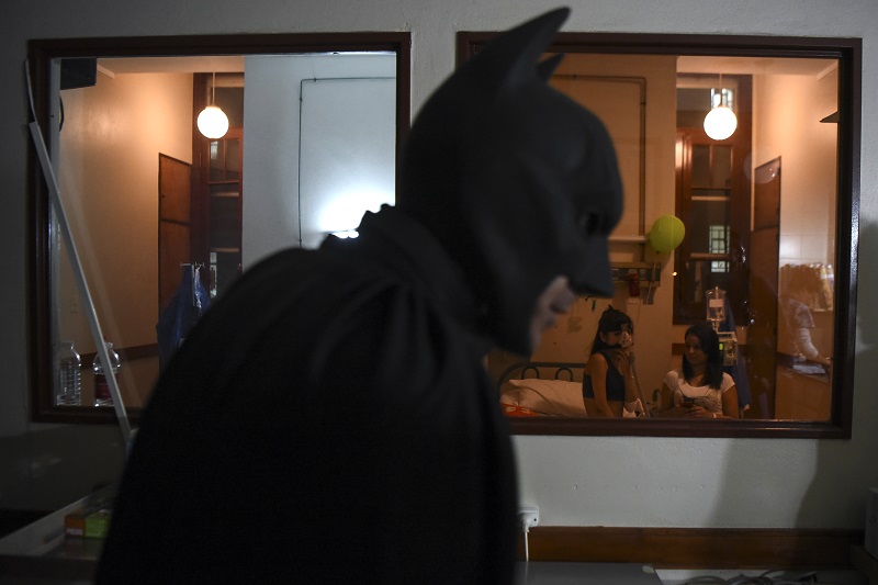 Argentine Batman visits patients under isolation measures at the 'Sor Maria Ludovica' children's Hospital in La Plata, 60 kilometres south of Buenos Aires, on June 2, 2017. The Argentine Batman has made La Plata children's hospital a target of laughter and treats against pain. / AFP PHOTO / Eitan ABRAMOVICH