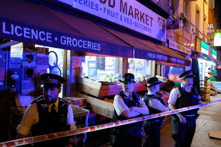 Police cordon off a street in the Finsbury Park area of north London after a vehichle hit pedestrians, on June 19, 2017. One person has been arrested after a vehicle hit pedestrians in north London, injuring several people, police said Monday, as Muslim leaders said worshippers were mown down after leaving a mosque. / AFP PHOTO / DANIEL LEAL-OLIVAS