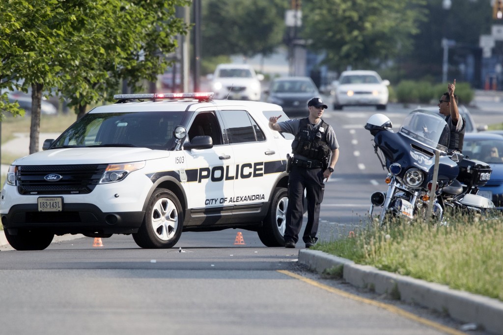 MR03 VIRGINIA (ESTADOS UNIDOS), 14/06/2017.- Agentes de policía estadounidenses acordonan la zona donde se produjo un tiroteo ocurrido en Alexandria, Virginia (Estados Unidos), hoy, 14 de junio de 2017. Varias personas resultaron heridas, entre ellas el congresista republicano Steve Scalise, en el ataque. EFE/MICHAEL REYNOLDS