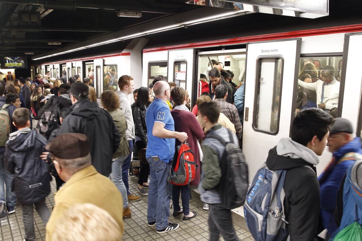 Barcelona 02-04-2016.- Huelga de metro. En la foto la estación Plaça de Sants. Foto Carlos Montañes