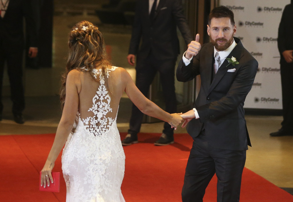 BAS084. ROSARIO (ARGENTINA), 30/06/2017.- El jugador argentino Lionel Messi (d) y su esposa, Antonella Rocuzzo, saludan tras casarse hoy, viernes 30 de junio de 2017, en Rosario (Argentina). EFE/David Fernández