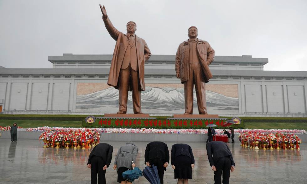 Estatuas gigantes de los líderes Kim Il-Sung y Kim Jong-Il