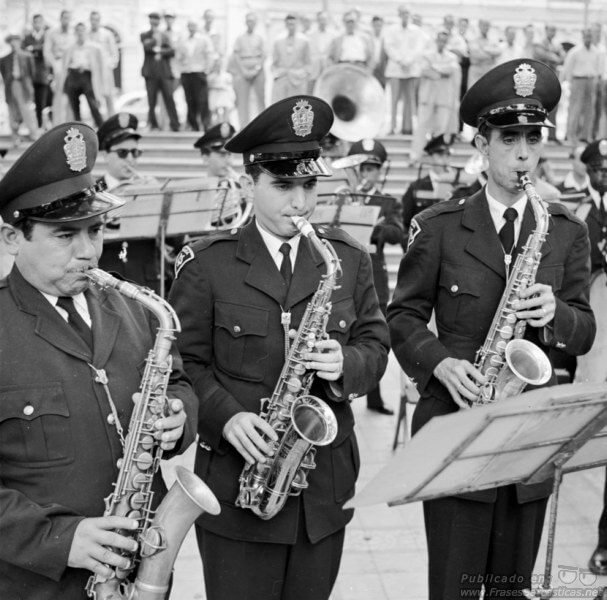 Militares músicos tocando el saxofón