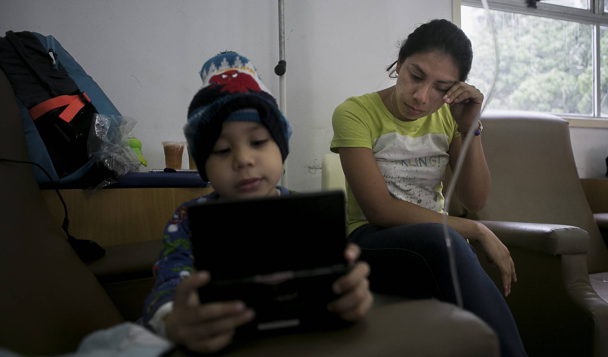 Marilyn Ochoa y su hijo Ángel Gutiérrez esta semana en un albergue en Caracas. FABIOLA FERRERO El País 