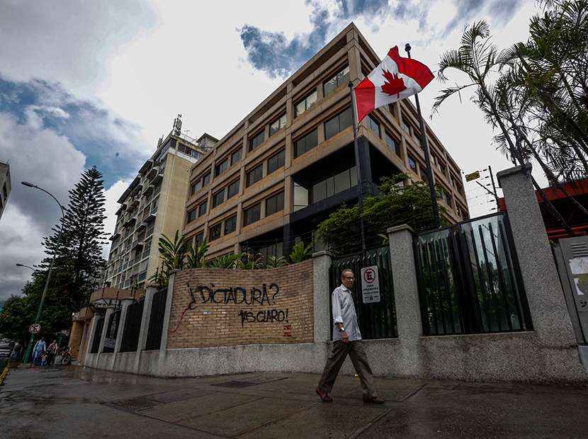 CAR05. CARACAS (VENEZUELA), 28/07/2017. Vista exterior de la embajada de Canadá hoy, viernes 28 de julio de 2017, en Caracas (Venezuela). El canciller de Venezuela, Samuel Moncada, acusó hoy a Estados Unidos de crear deliberadamente alarma en el país con la intención de sembrar el caos, después de que Washington ordenara al personal diplomático y sus familias salir de la nación antes de las elecciones del domingo. EFE/CRISTIAN HERNÁNDEZ