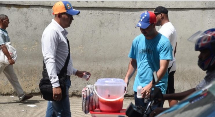 Venezolanos-vendiendo-comida-