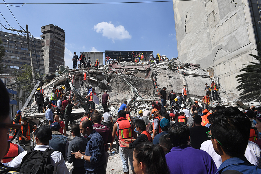 Rescuers work survivors amid the rubble of a collapsed building after a powerful quake in Mexico City on September 19, 2017. A powerful earthquake shook Mexico City on Tuesday, causing panic among the megalopolis' 20 million inhabitants on the 32nd anniversary of a devastating 1985 quake. The US Geological Survey put the quake's magnitude at 7.1 while Mexico's Seismological Institute said it measured 6.8 on its scale. The institute said the quake's epicenter was seven kilometers west of Chiautla de Tapia, in the neighboring state of Puebla. / AFP PHOTO / Alfredo ESTRELLA