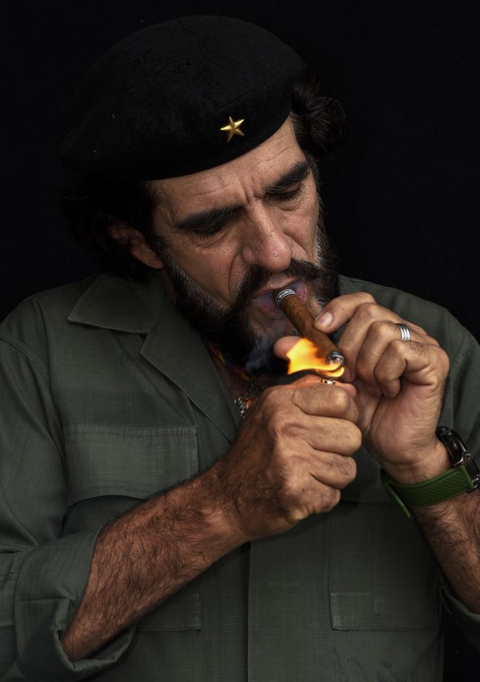 Venezuelan "Che" Guevara impersonator, Humberto Lopez poses in Caracas on October 7, 2017. Fancy dressed as the Argentine-born revolutionary, Lopez, who rambles along the streets of Caracas on his Willys jeep, says that in Venezuela there is no socialism but "anarchy". / AFP PHOTO / JUAN BARRETO