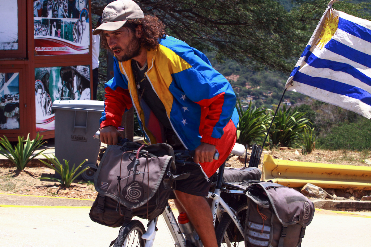 Puerto Cabello, Venezuela. 16 de Marzo de 2017. su nombre es Jose Tabaré Alonso con un recorrido de 13.000 km  Del departamento de Soriano Uruguay salió con su primer proyecto de recorrer Latinoamérica en bicicleta desde Uruguay hasta Panama en un recorrido de 13.000 km  de los cuales lleva completado 11.000 km  visito argentina, Peru, Bolivia, Brasil y Venezuela. Lleva 4 meses en Venezuela entro por la gran sabana y bajo por toda la zona oriental hasta Caracas la principal ciudad de Venezuela hasta Puerto Cabello.? Foto: Andis Silva / Foco Venezuela / FocoUy