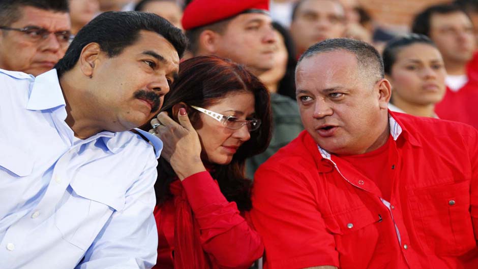 Venezuela's President Nicolas Maduro (L) sits next to his wife Cilia Flores as he talks to National Assembly President Diosdado Cabello during a ceremony to commemorate the 59th birthday of Venezuelan late President Hugo Chavez at the 4F military fort in Caracas July 28, 2013. Supporters of Chavez gathered in various parts of the country on Sunday to commemorate his 59th birthday, according to local media. REUTERS/Carlos Garcia Rawlins (VENEZUELA - Tags: POLITICS ANNIVERSARY)