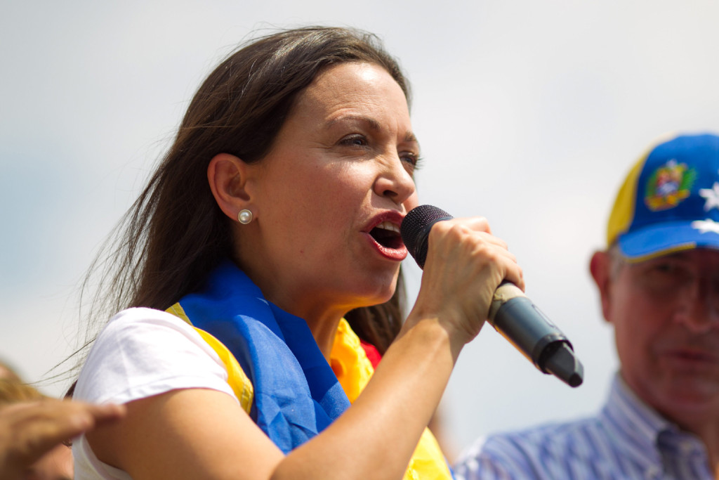 CAR12. CARACAS (VENEZUELA), 26/03/2014.- La líder opositora venezolana María Corina Machado habla durante una concentración de manifestantes opositores al Gobierno de Nicolas Maduro en la plaza Brion, del sector Chacaito hoy, miércoles 26 de marzo de 2014, en Caracas (Venezuela). Machado regresó hoy a su país desde Lima acompañada de tres legisladores peruanos y dijo a los periodistas sentirse "más diputada que nunca", después de que el presidente del Parlamento, Diosdado Cabello, anunciara que ya no es parlamentaria. EFE/MIGUEL GUTIÉRREZ