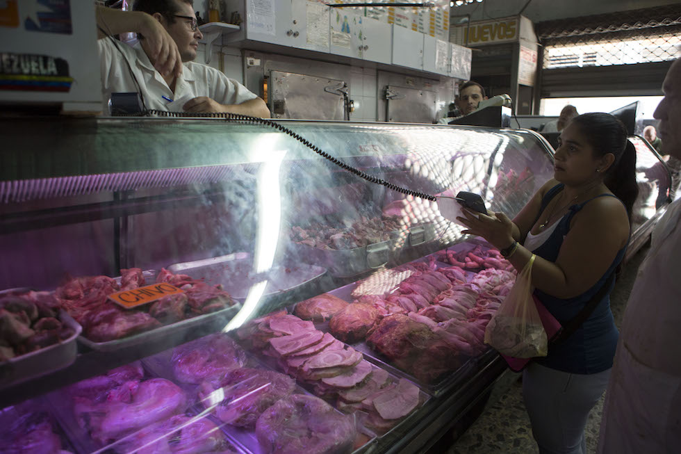La inyección descontrolada de dinero base en el sistema y el dramático descalabro de la producción en los últimos años han llevado a la hiperinflación a Venezuela .  Foto EFE/Miguel Gutiérrez