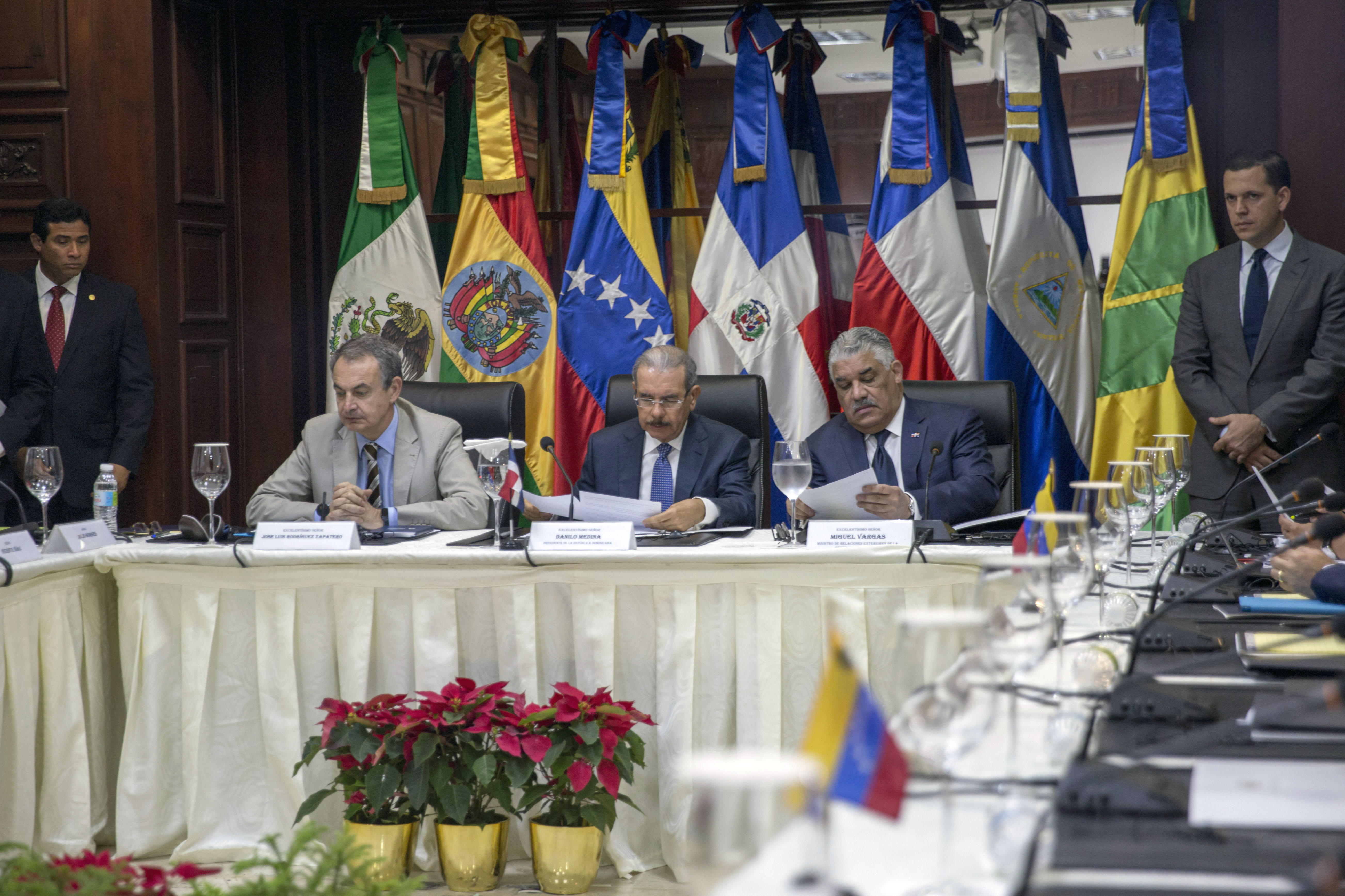 Former president of Spanish government Jose Luis Rodriguez Zapatero (L) Dominican President Danilo Medina (C) and Dominican Republic's Foreign Relations Minister Miguel Vargas Maldonado (2-R) take part in a meeting between representatives of the Venezuelan government and members of the opposition, at the Dominican Ministry of Foreign Affairs in Santo Domingo on December 1, 2017.  Amid marked scepticism Nicolas Maduro's government representatives and members of the Venezuelan opposition resumed mediated negotiations on Friday to seek for a solution to the deep crisis installed in the country.  / AFP PHOTO / Erika SANTELICES