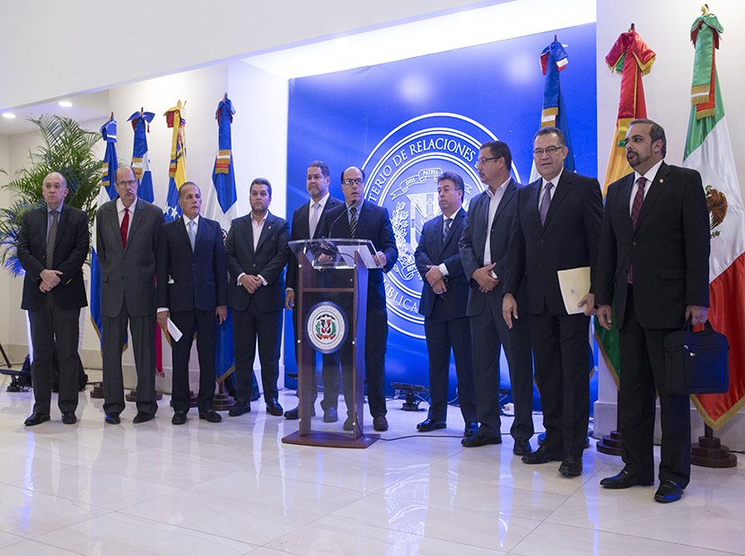 STO37. SANTO DOMINGO (REPÚBLICA DOMINICANA), 13/01/2018.- El diputado venezolano Julio Borges (c), acompañado por varios líderes opositores, habla tras la reunión entre representantes del gobierno y la oposición de Venezuela hoy, sábado 13 de enero de 2018, en la sede del ministerio dominicano de Exteriores, en Santo Domingo (República Dominicana). El Gobierno y la oposición venezolana han acordado retomar el díalogo el próximo 18 de enero, para buscar soluciones a la crisis que vive ese país, tras los avances alcanzados en las conversaciones de diciembre pasado. EFE/Orlando Barría