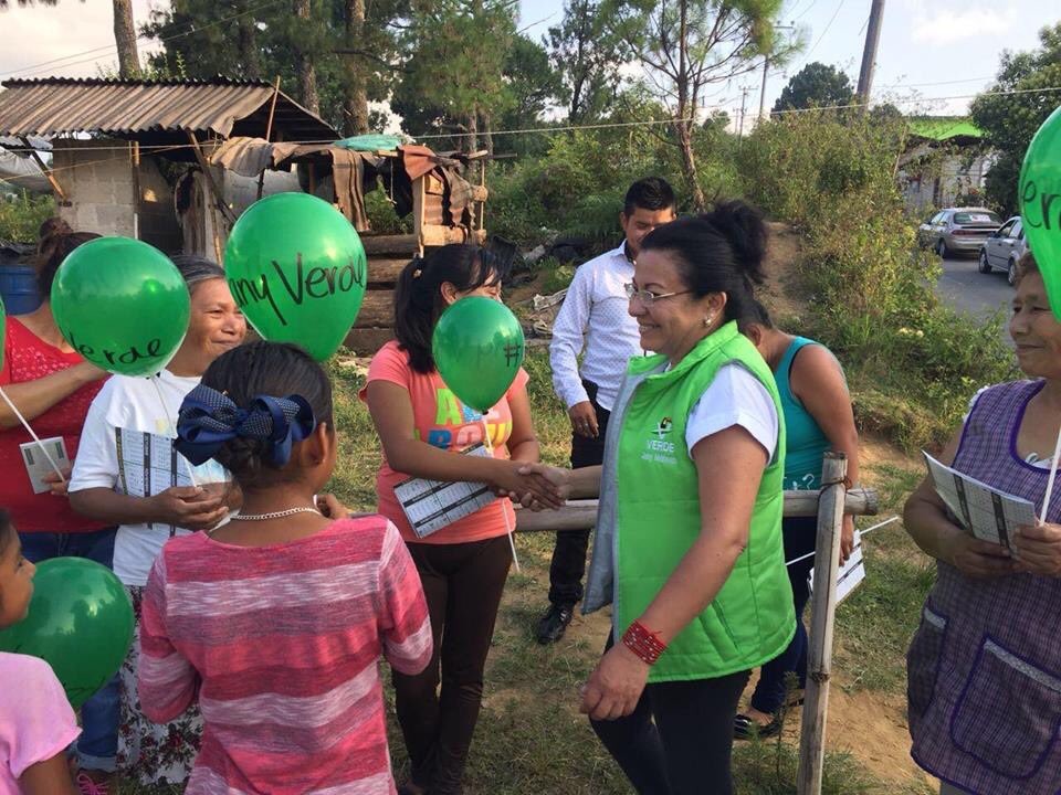 Las candidata a diputada Juana Maldonado, durante un acto de campaña en la Sierra Norte de Puebla.