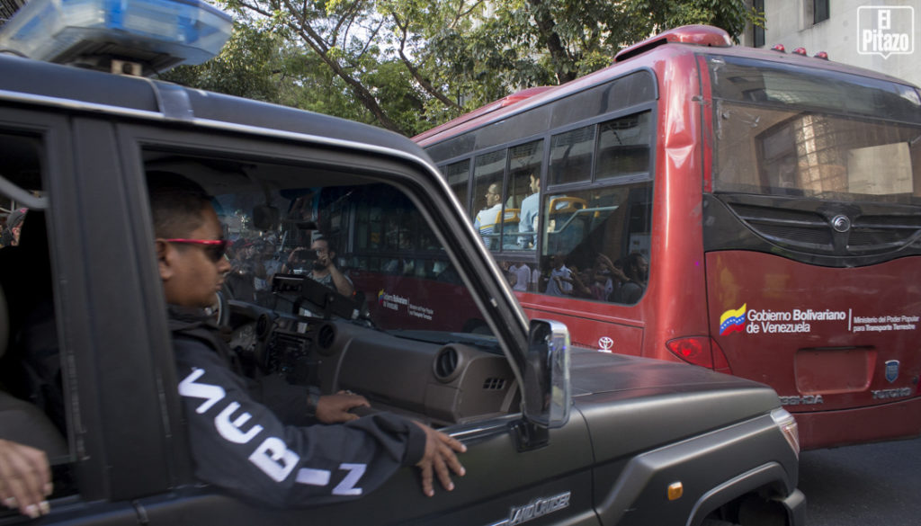 El traslado y la permanencia de los presos a la Casa Amarilla fue resguardada por funcionarios del Sebin y de la Guardia Nacional Bolivariana. | Foto: Hirsaid Gómez