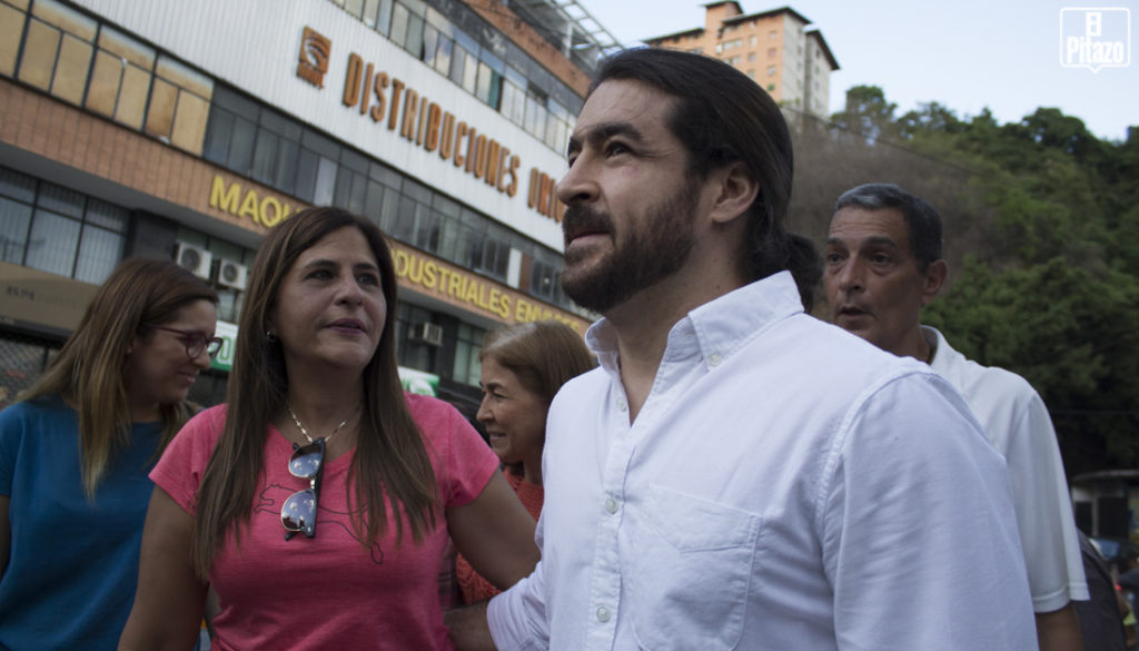 Daniel Ceballos, exalcalde de San Cristóbal, fue excarcelado el viernes 1° de junio y acompañó a los familiares de quienes serían excarcelados la noche del sábado. | Foto: Hirsaid Gómez